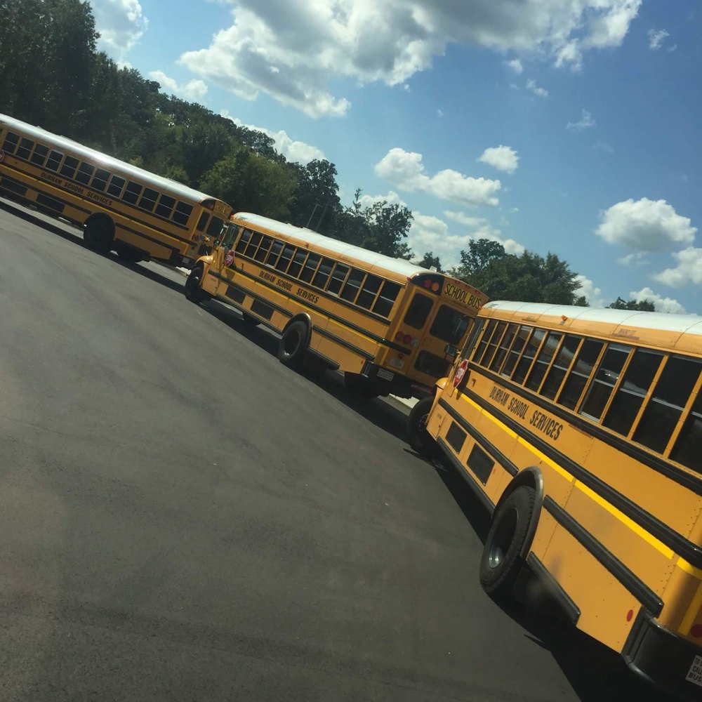 Žlté autobusy zbierajú amerických stredoškolákov do školy
